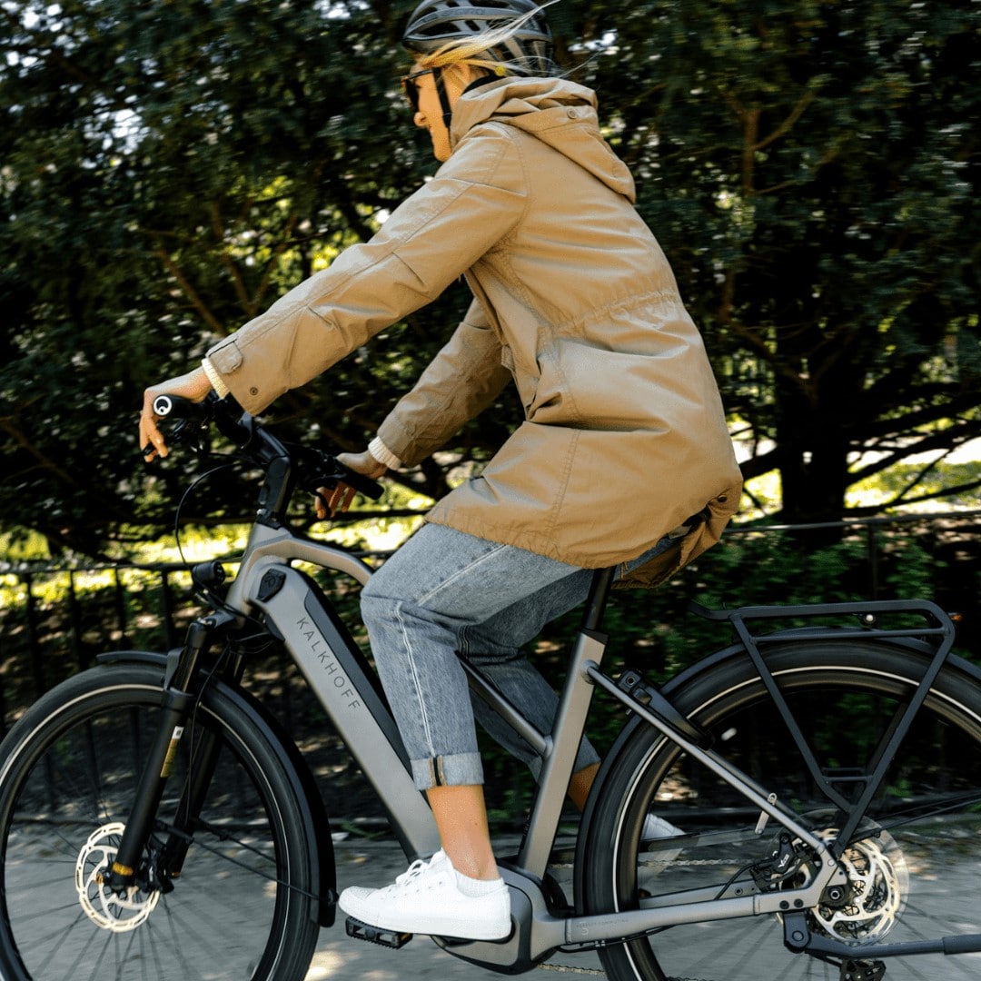 Kalkhoff E-bike Leasing Frau fährt mit einem Kalkhoff E-Bike
