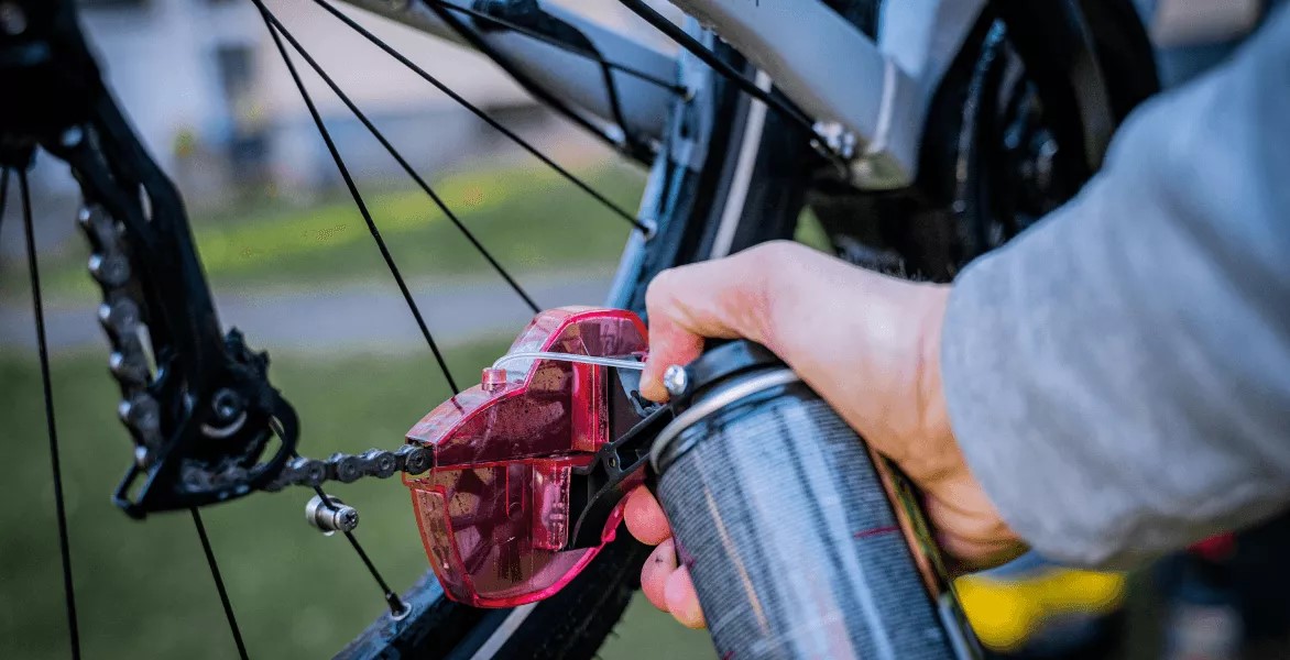 Hier wird gerade eine Fahrradkette gereinigt