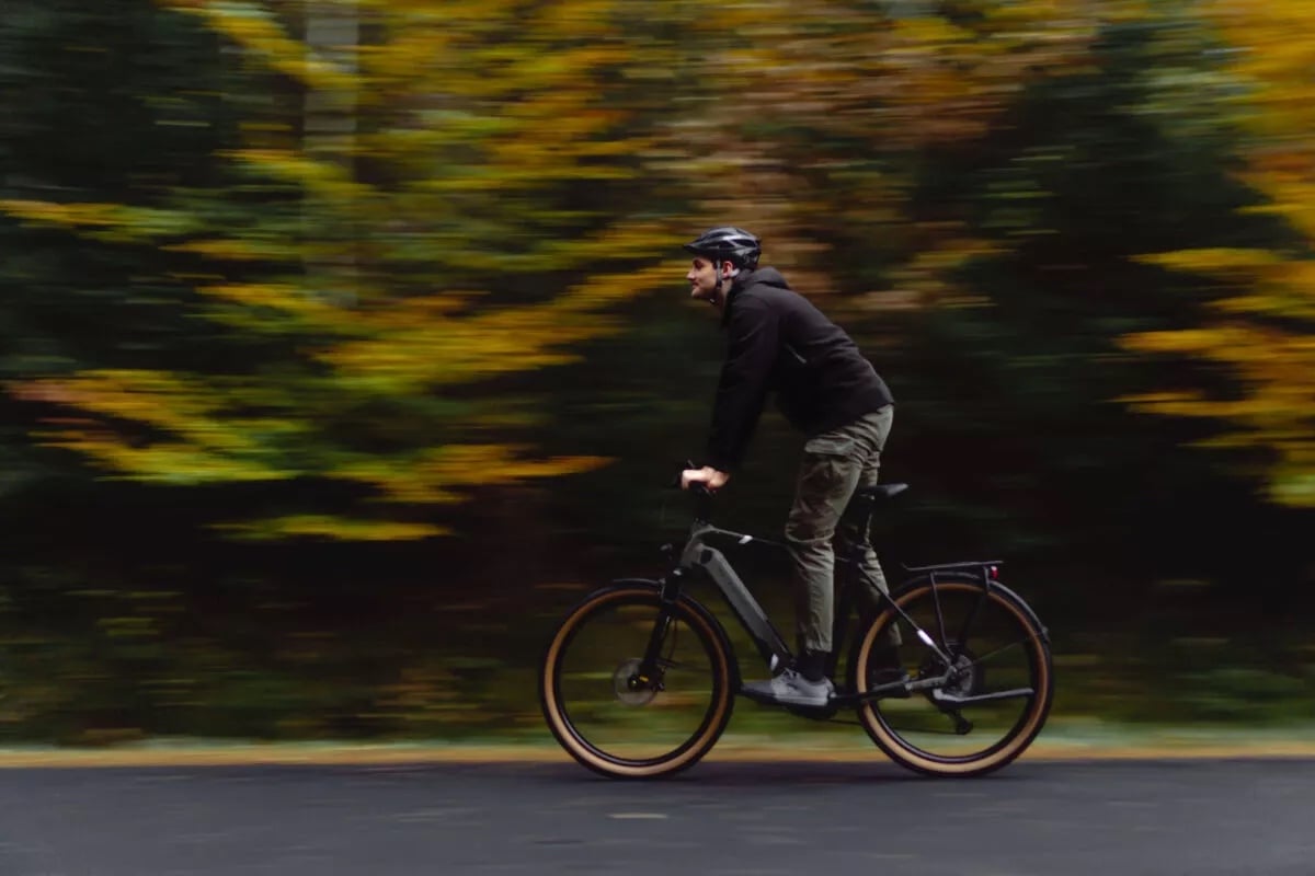 Mann fährt im stehen sein Kalkhoff E-Bike