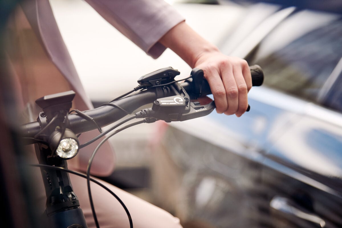 5 Tipps für das E-Biken mit ABS Hier ist zu sehen wie bei einem E-Bike die Bremse gedrückt wird