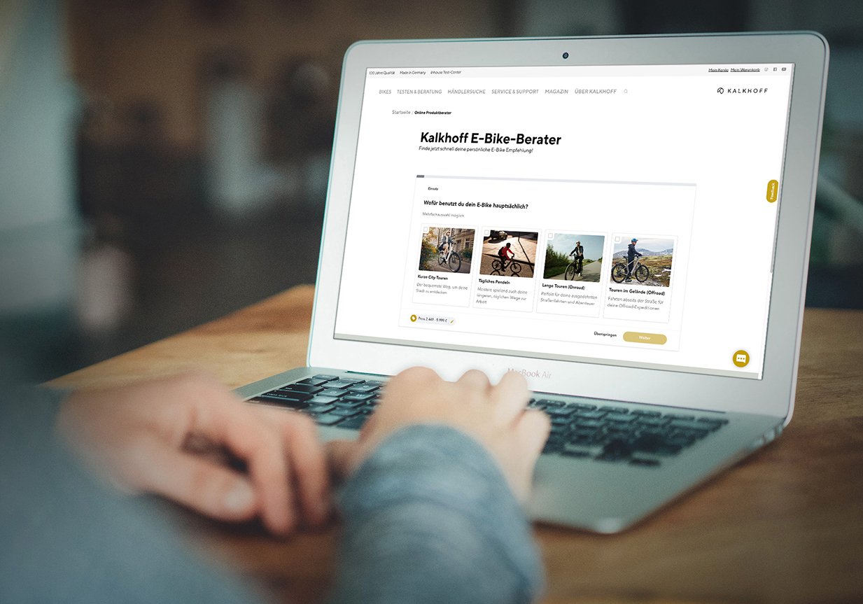 Jemand hat auf seinem Laptop die Website vom Kalkhoff E-Bike-Berater offen