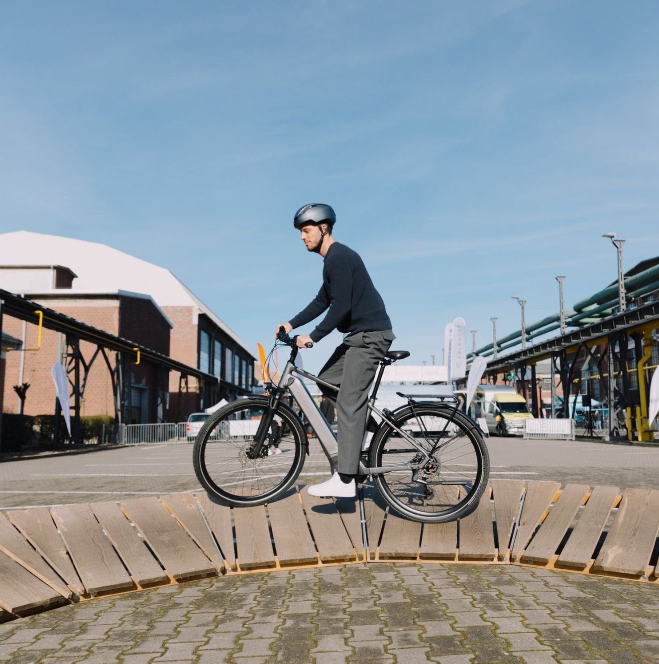 Mann macht bei einem Event eine Testfahrt mit einem Kalkhoff E-Bike