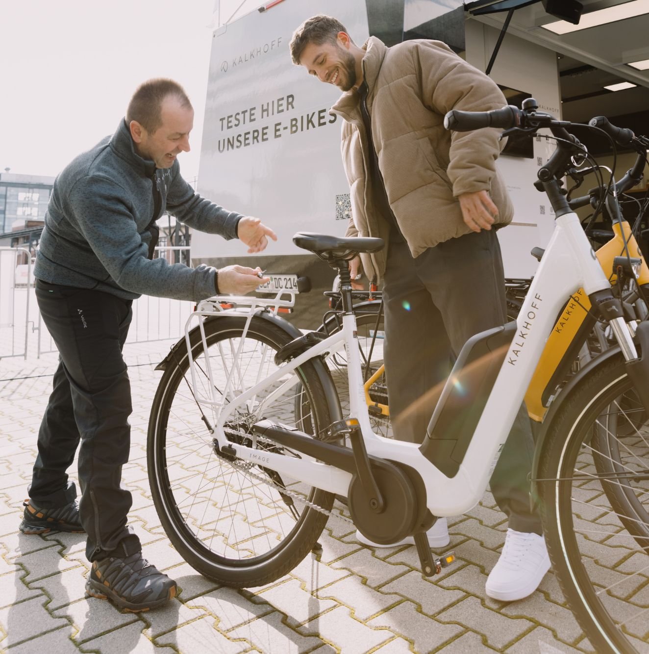 Mann berät einen Kunden zu einem Kalkhoff E-Bike
