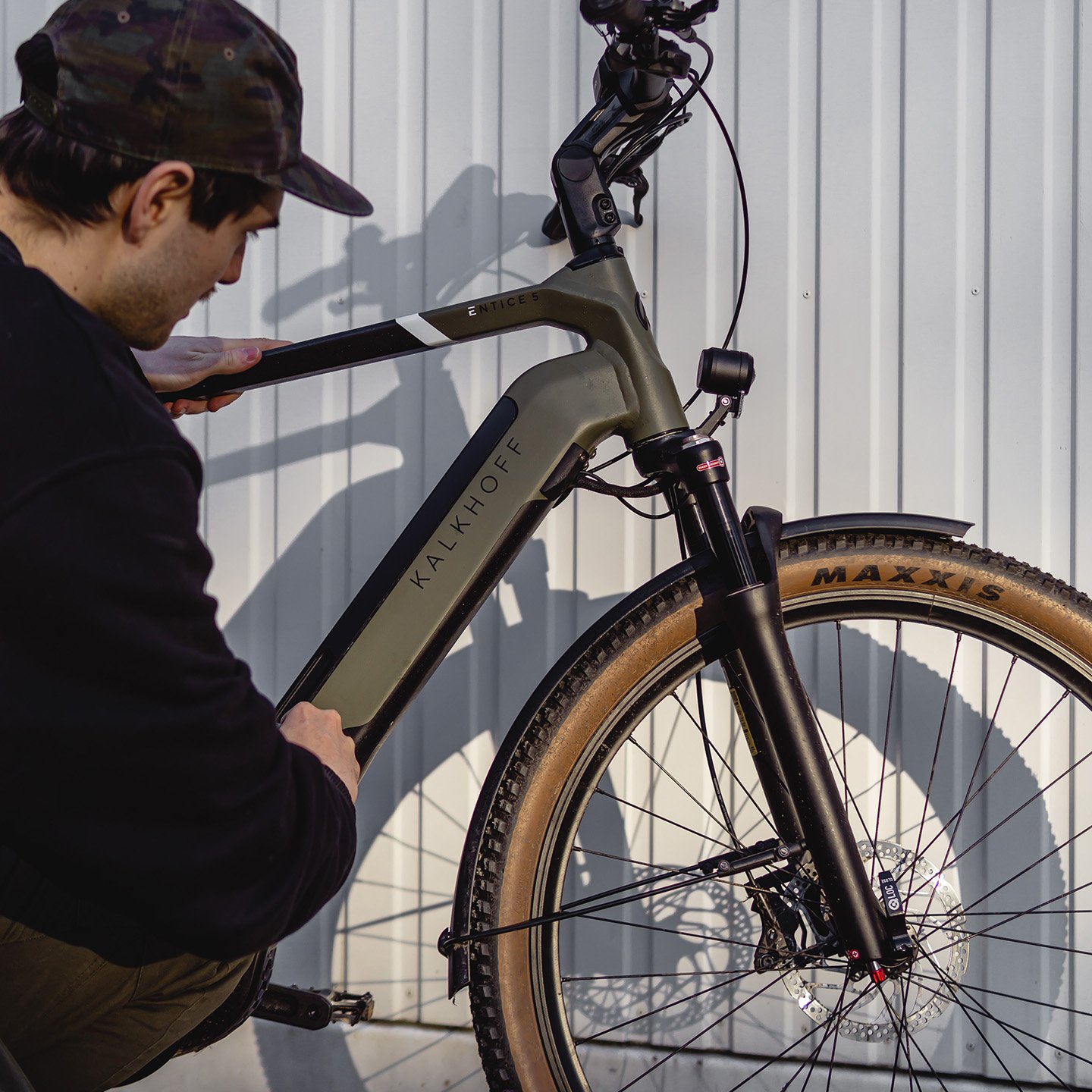 Mann schaut auf sein Kalkhoff Entice 5 E-Bike