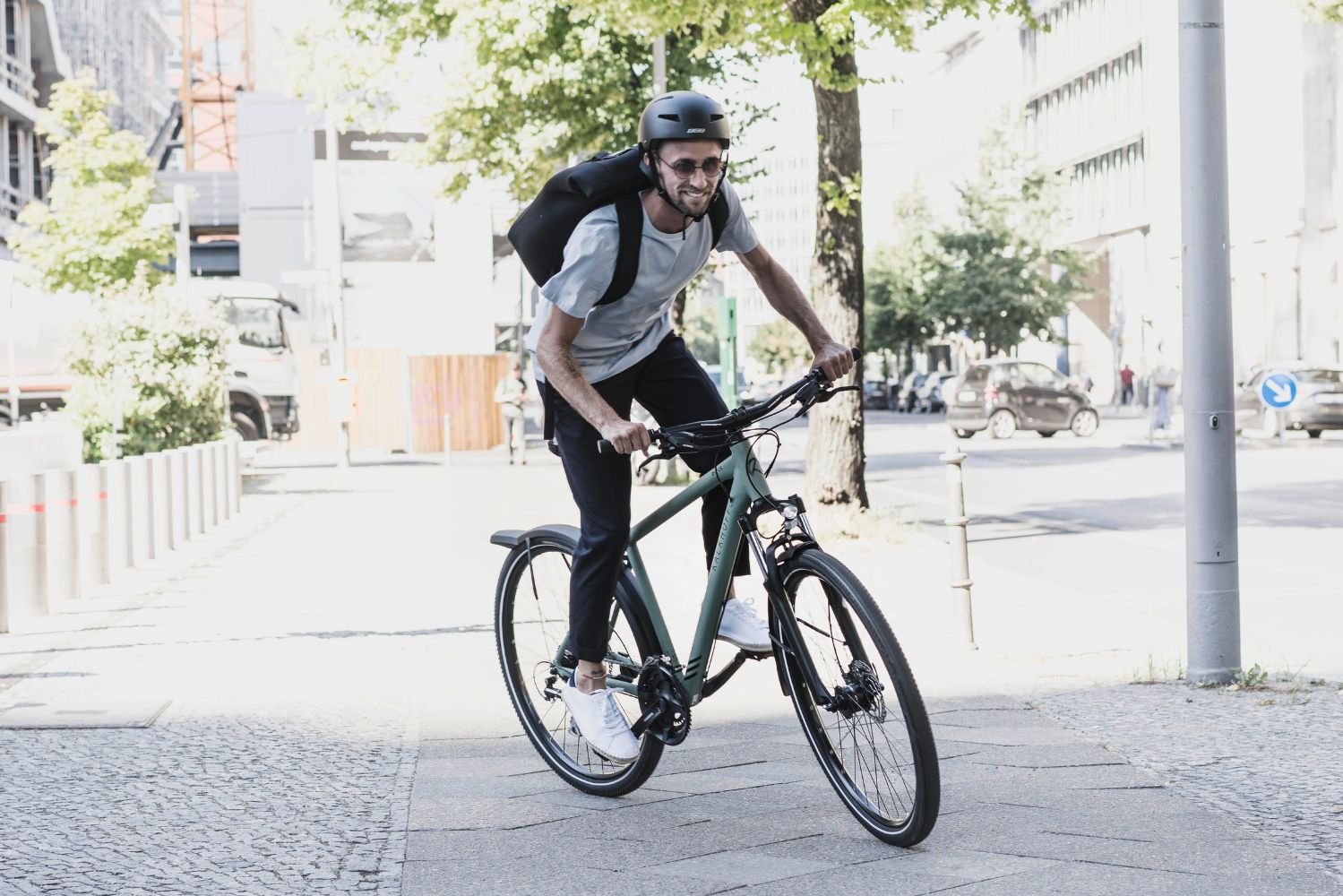 Mann fährt mit seinem Kalkhoff Bike durch die Stadt