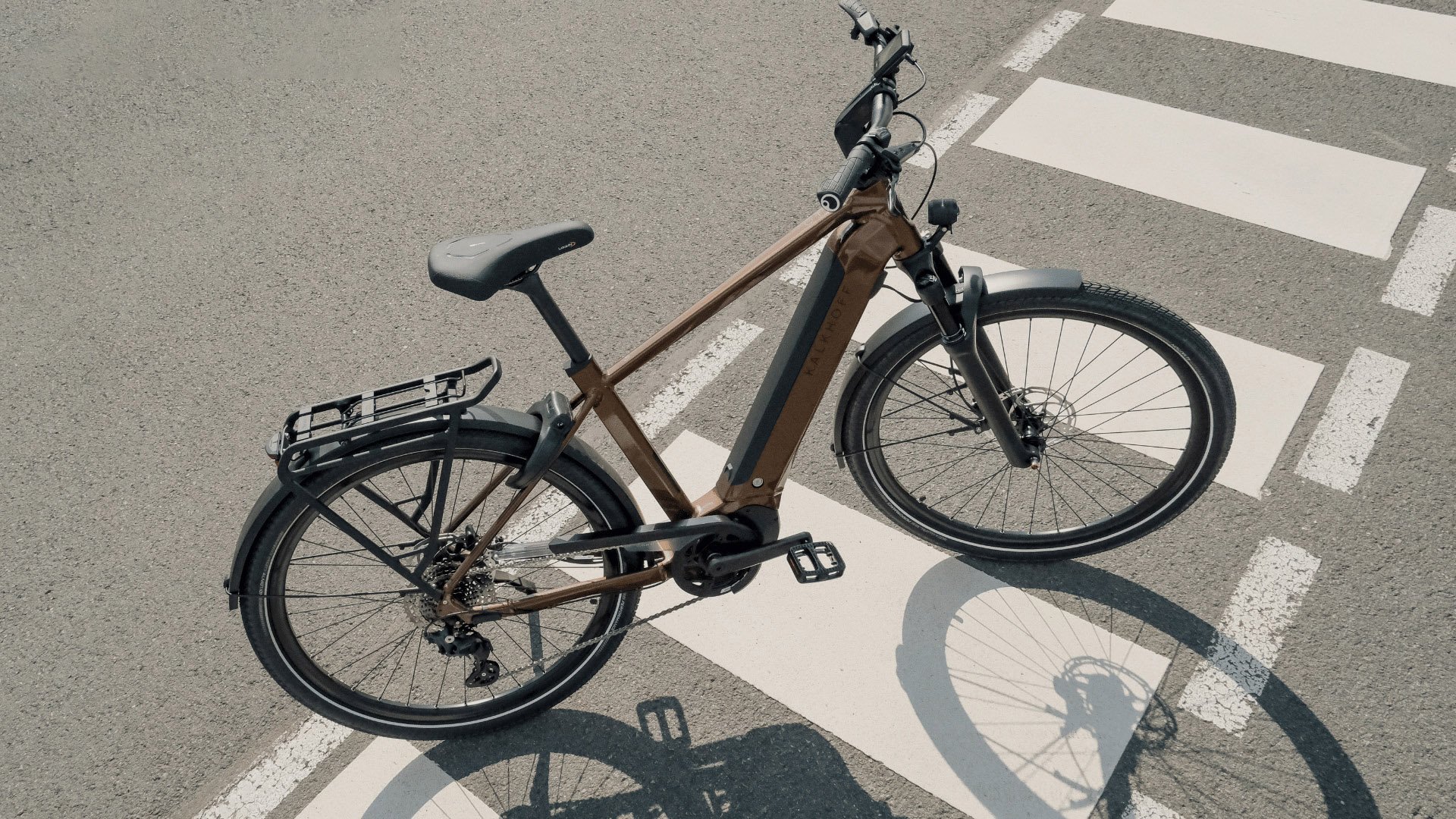 Kalkoff E-Bikes sind perfekt für die Stadt Ein braunes Kalkhoff E-Bike steht auf der Straße
