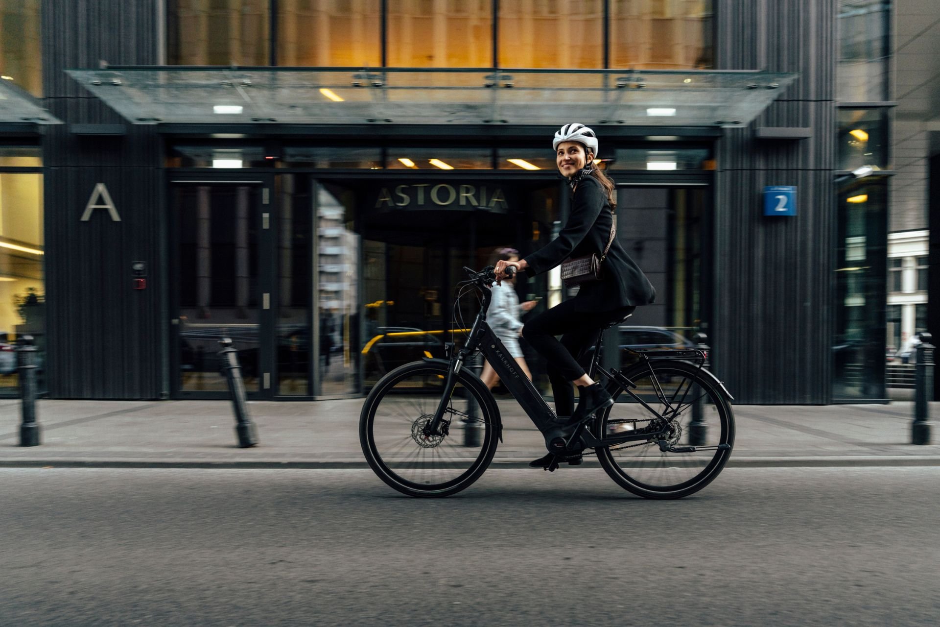 Frau ist mit ihrem Kakhoff City E-Bike unterwegs
