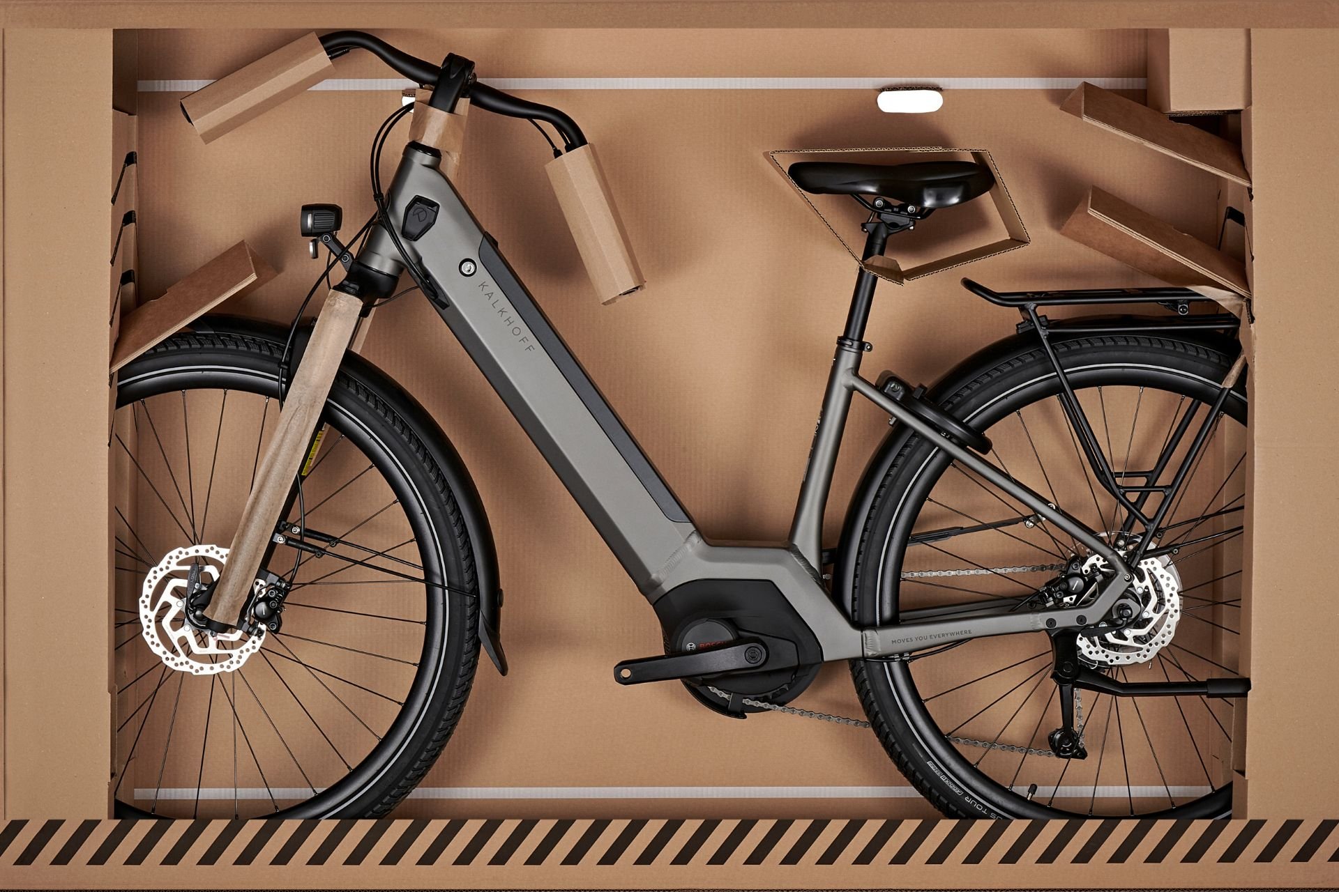 Das Innenleben unserer plastikfreien Verpackung. Das Fahrrad steht in dem Karton, alle wichtigen Teile wie Sattel etc. sind zusätzlich mit Pappe geschützt.