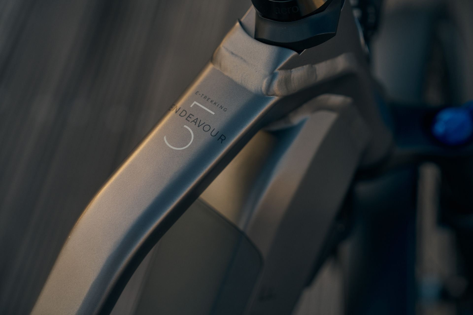 E-Trekking Endeavour Nahufnahme von dem Oberrohr des E-Trekking Endeavour 5 Sticker.