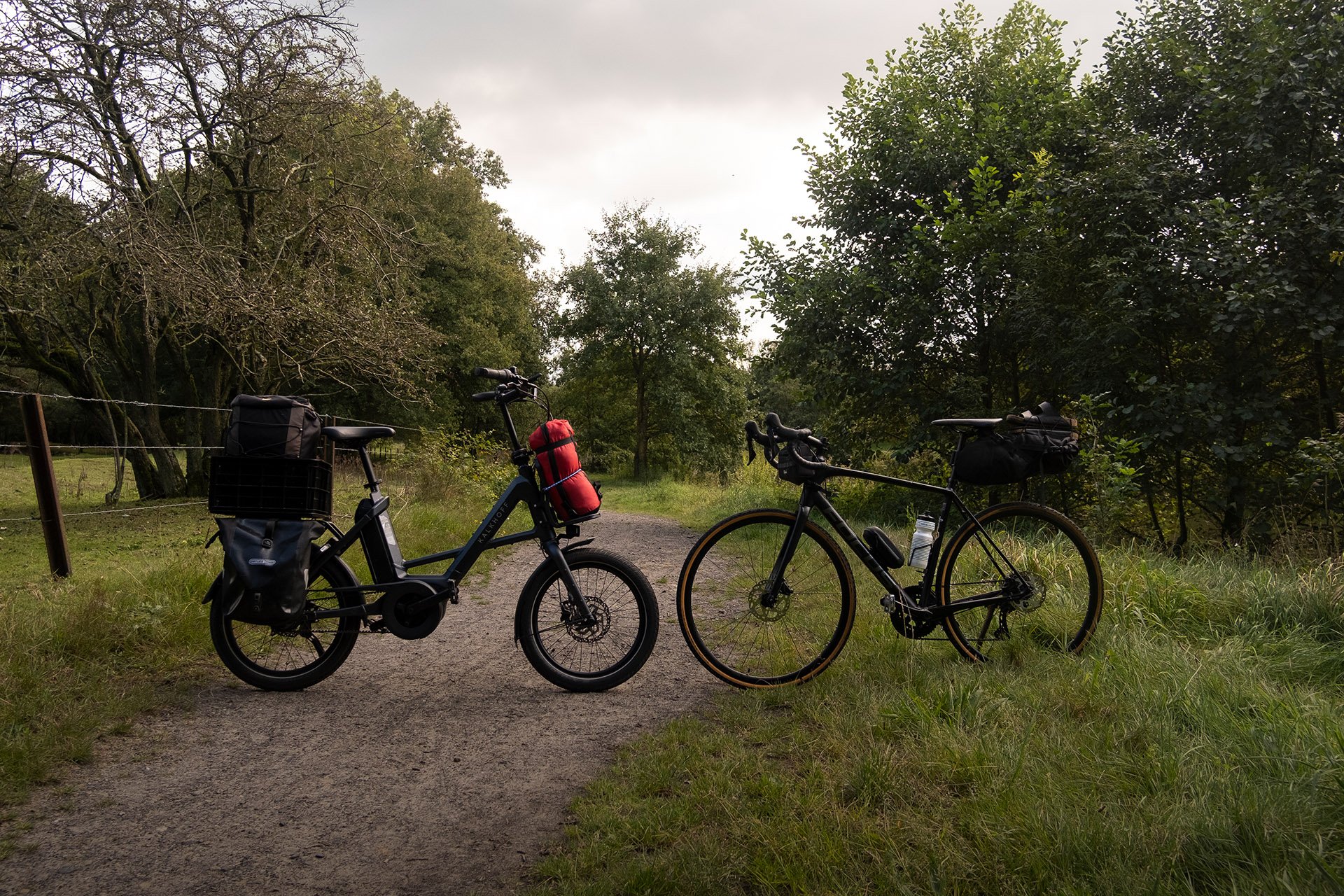 Bikepacking mit dem E-Bike und dem Gravelbike: Beides macht Spaß, die Unterschiede sind groß. (Foto: Kalkhoff/Oortman) Bikepacking mit dem E-Bike und dem Gravelbike: Beides macht Spaß, die Unterschiede sind groß. (Foto: Kalkhoff/Oortman)