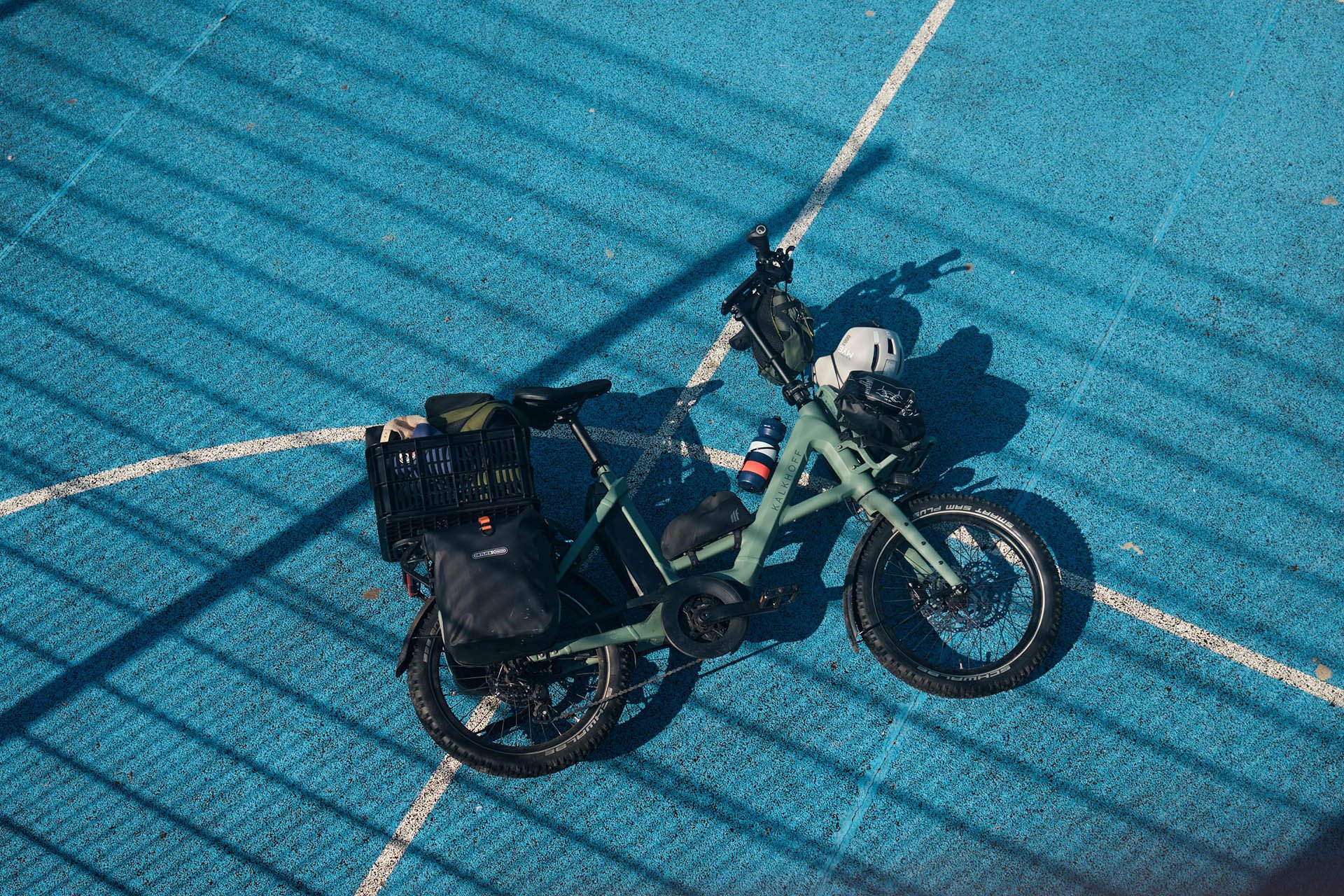 Kalkhoff E-Bike auf Fußball-Hartplatz