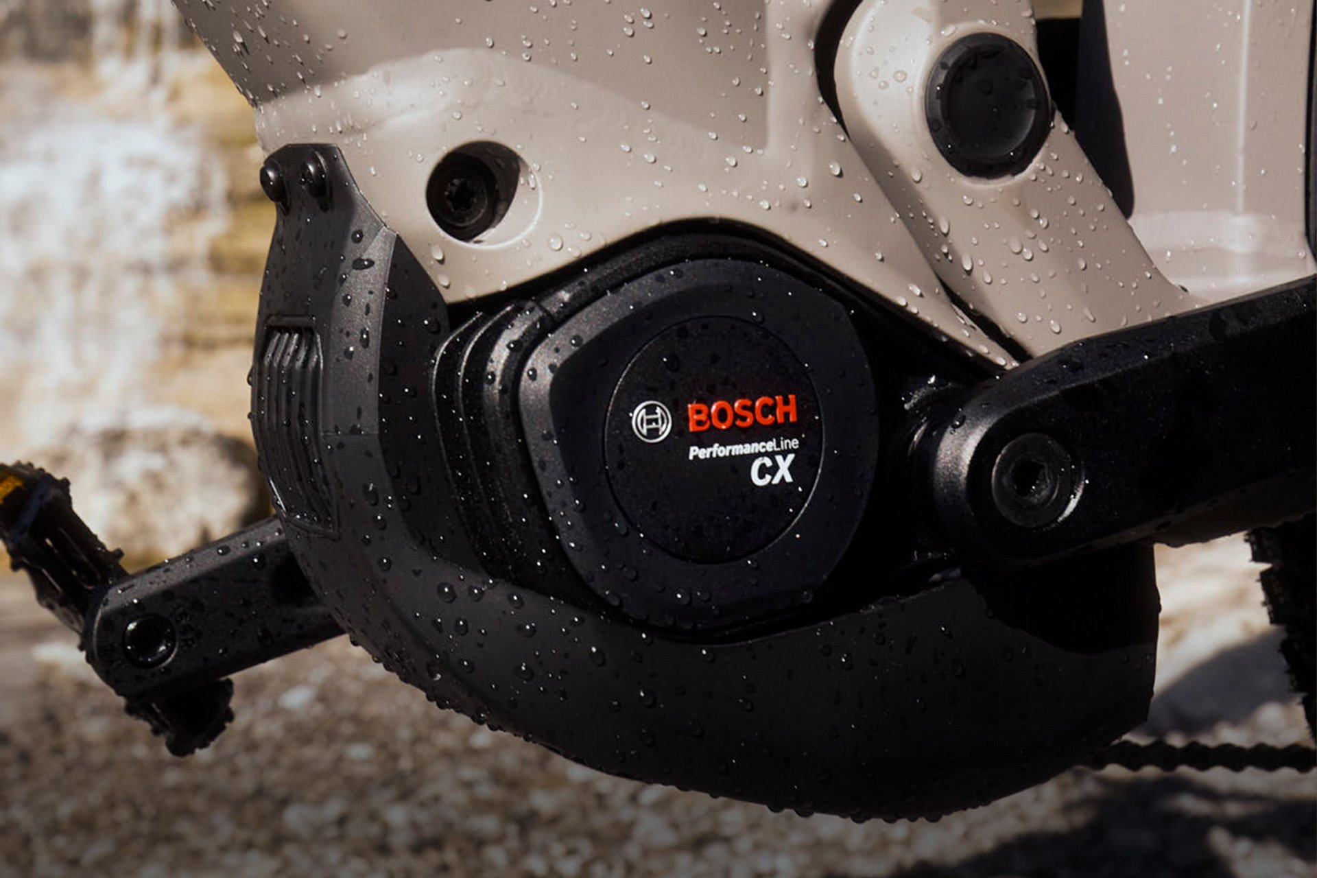 Kalkhoff E-Bike mit Bosch Performance Line CX Motor Close-up of a Bosch Performance Line CX motor on a bicycle, with water droplets on its surface.