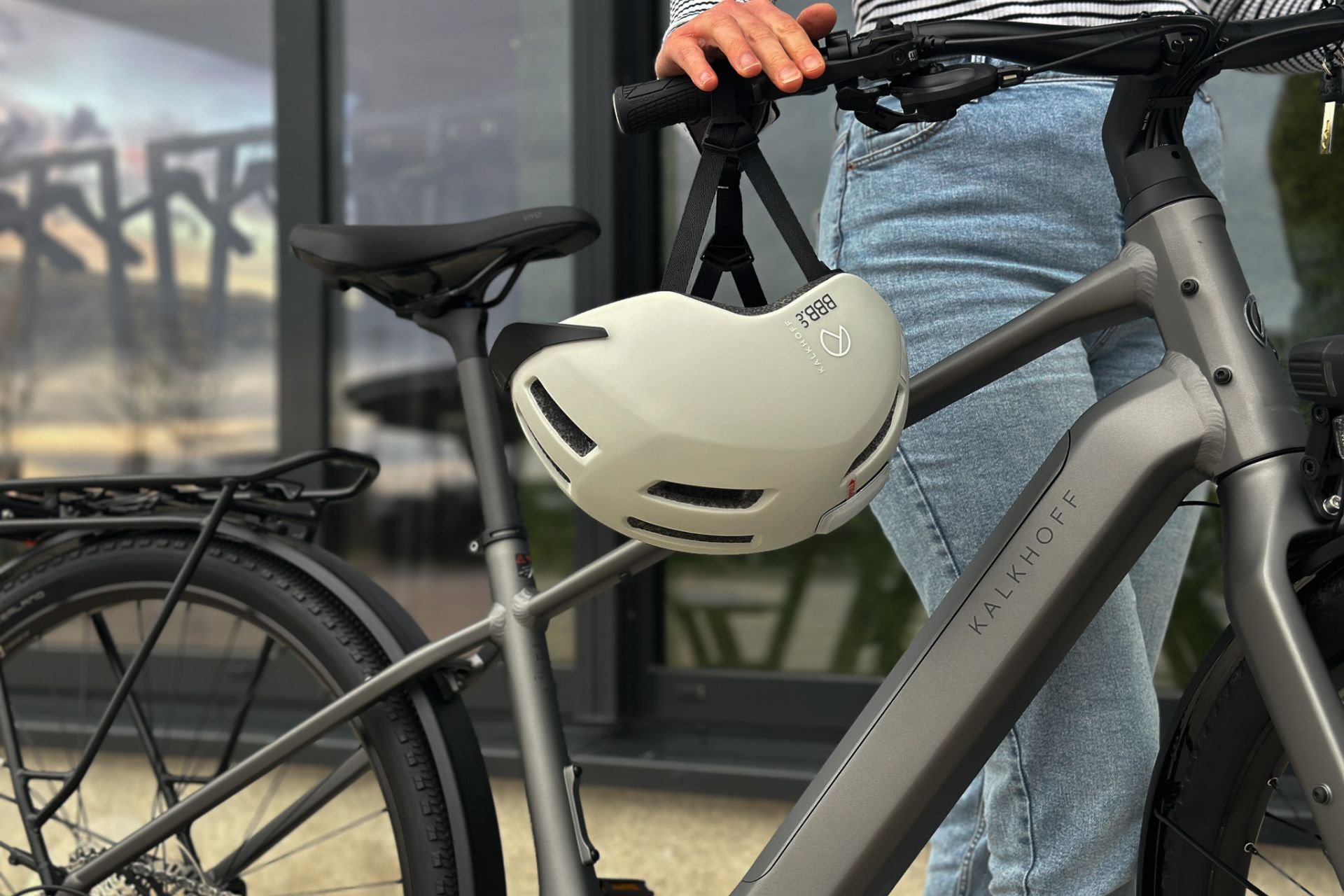 Ein Fahrradhelm hängt am Lenkrad von einem Kalkhoff E-Bike