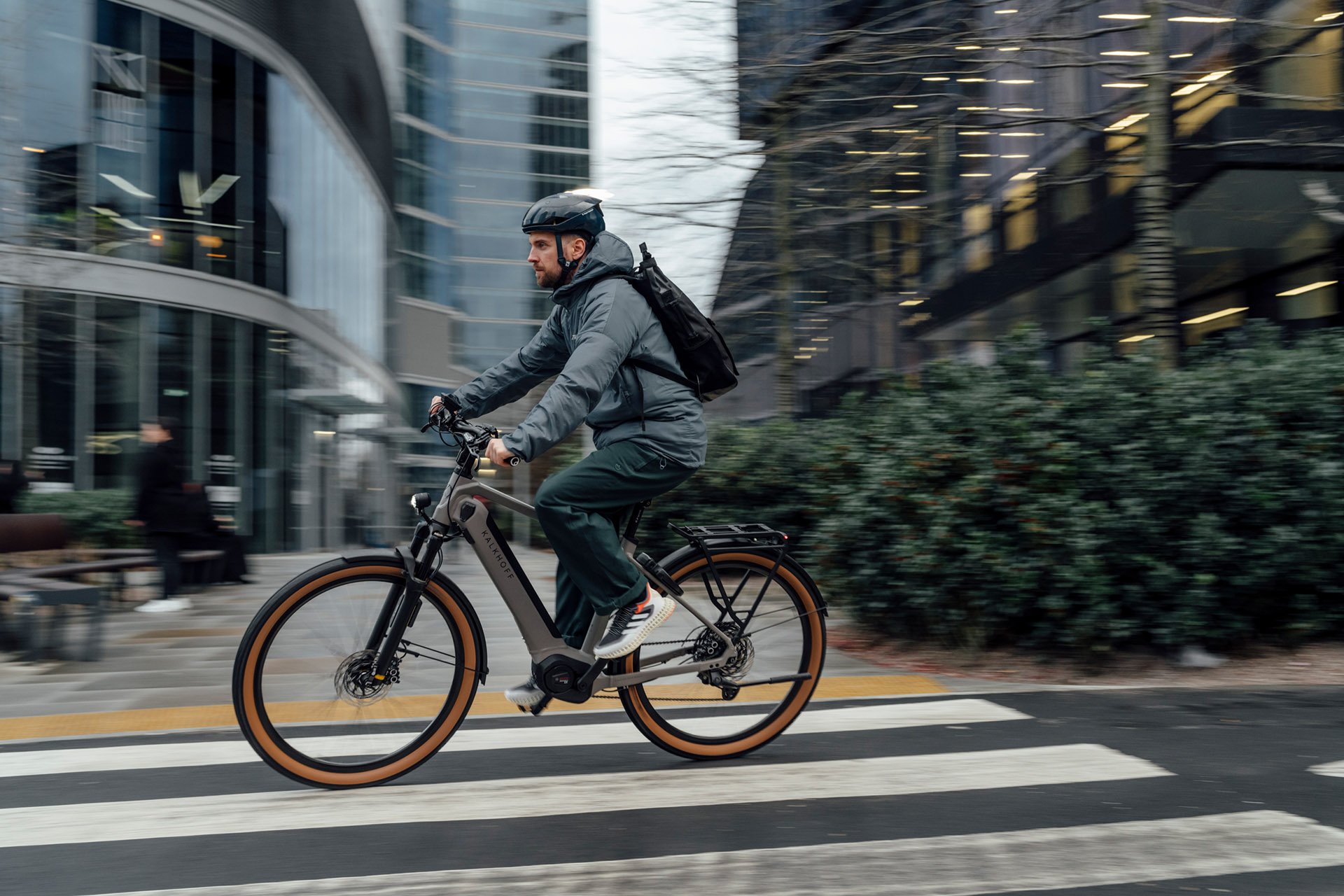 ABS E-Bikes Mann fährt mit seinem Kalkhoff E-Bike durch die Stadt