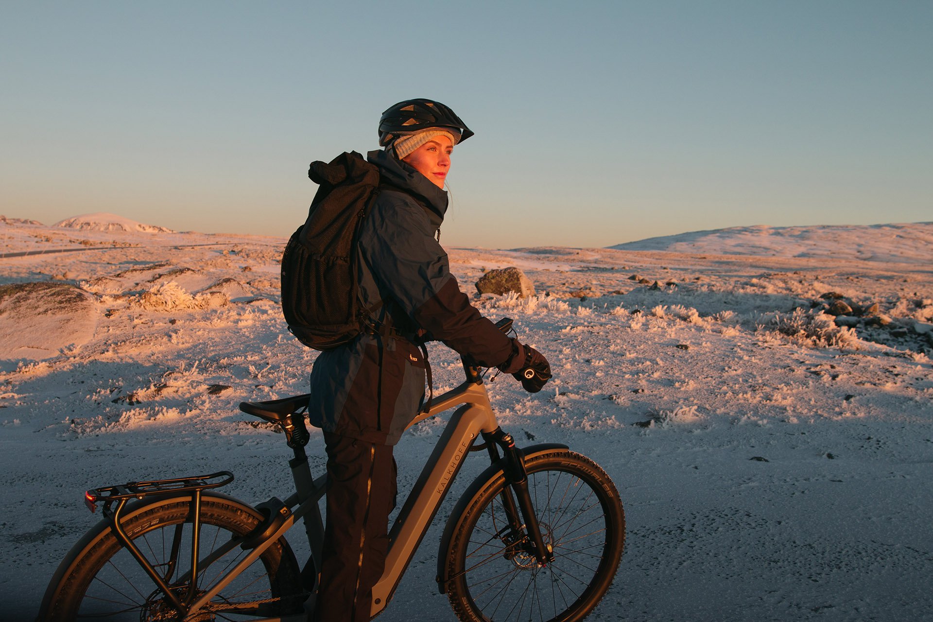 Radfahrerin im Winter
