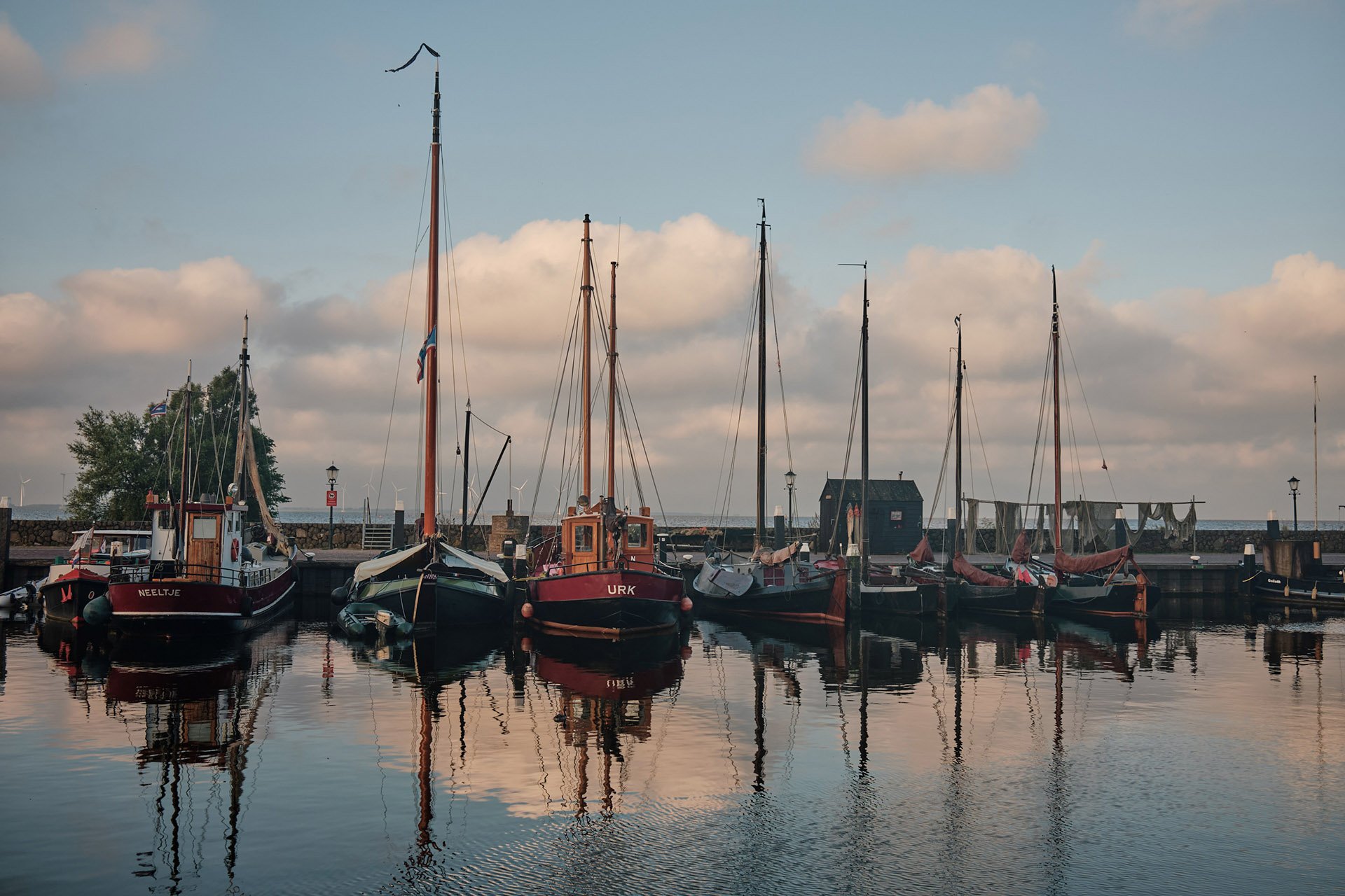 Segelbote in einem Hafen in den Niederlanden