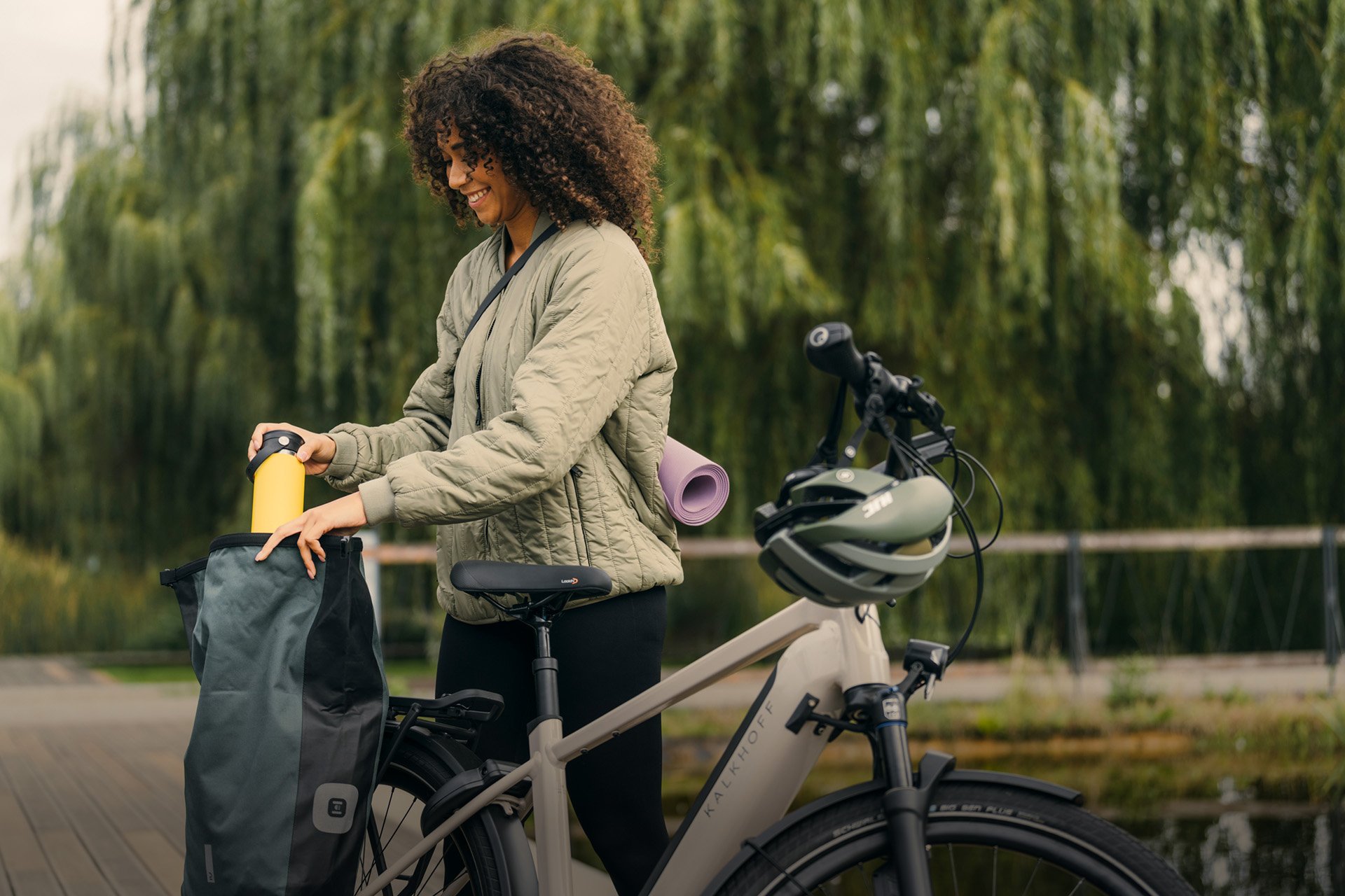 Frau E-Bike Packtaschen