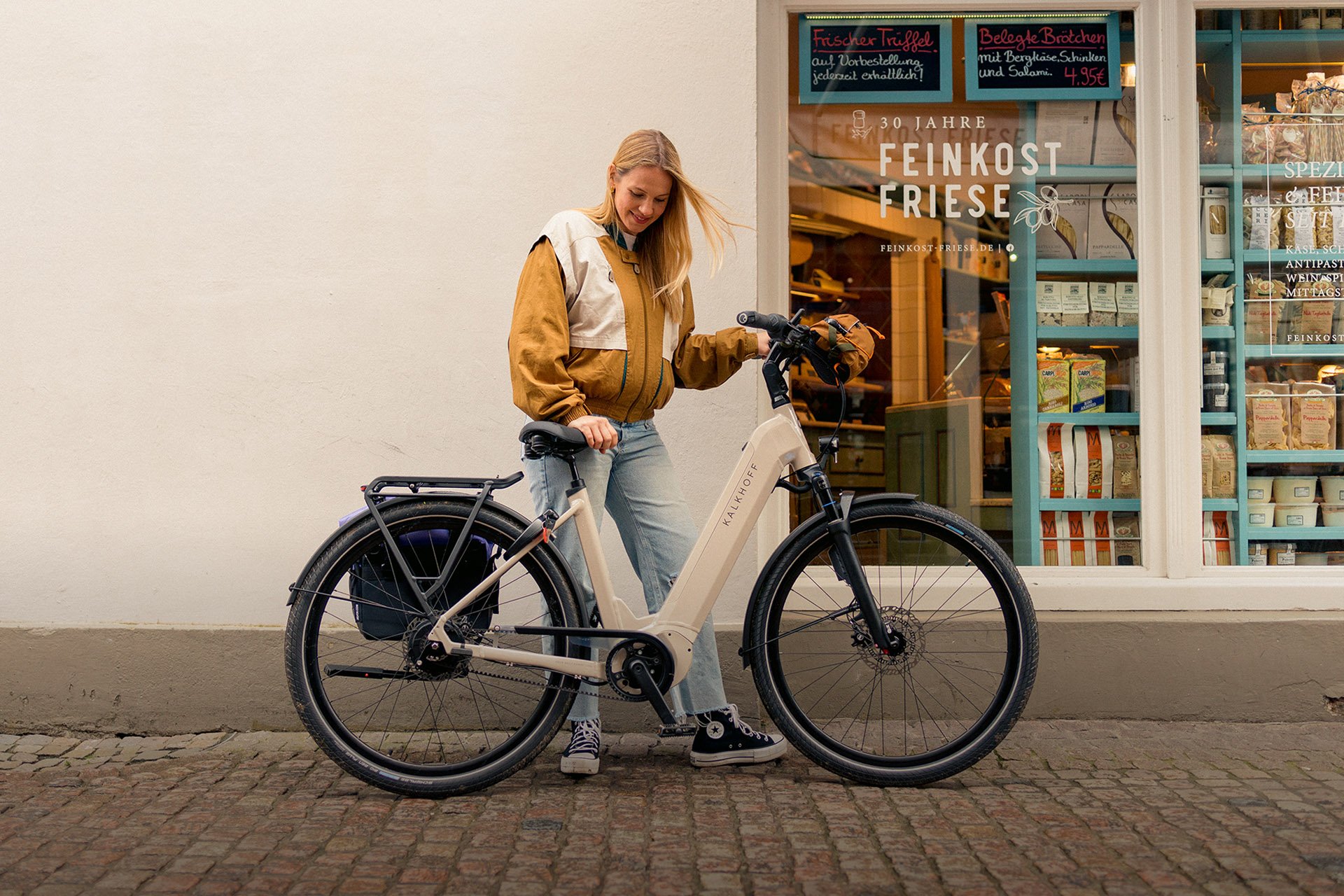 Frau schiebt Kalkhoff E-Bike