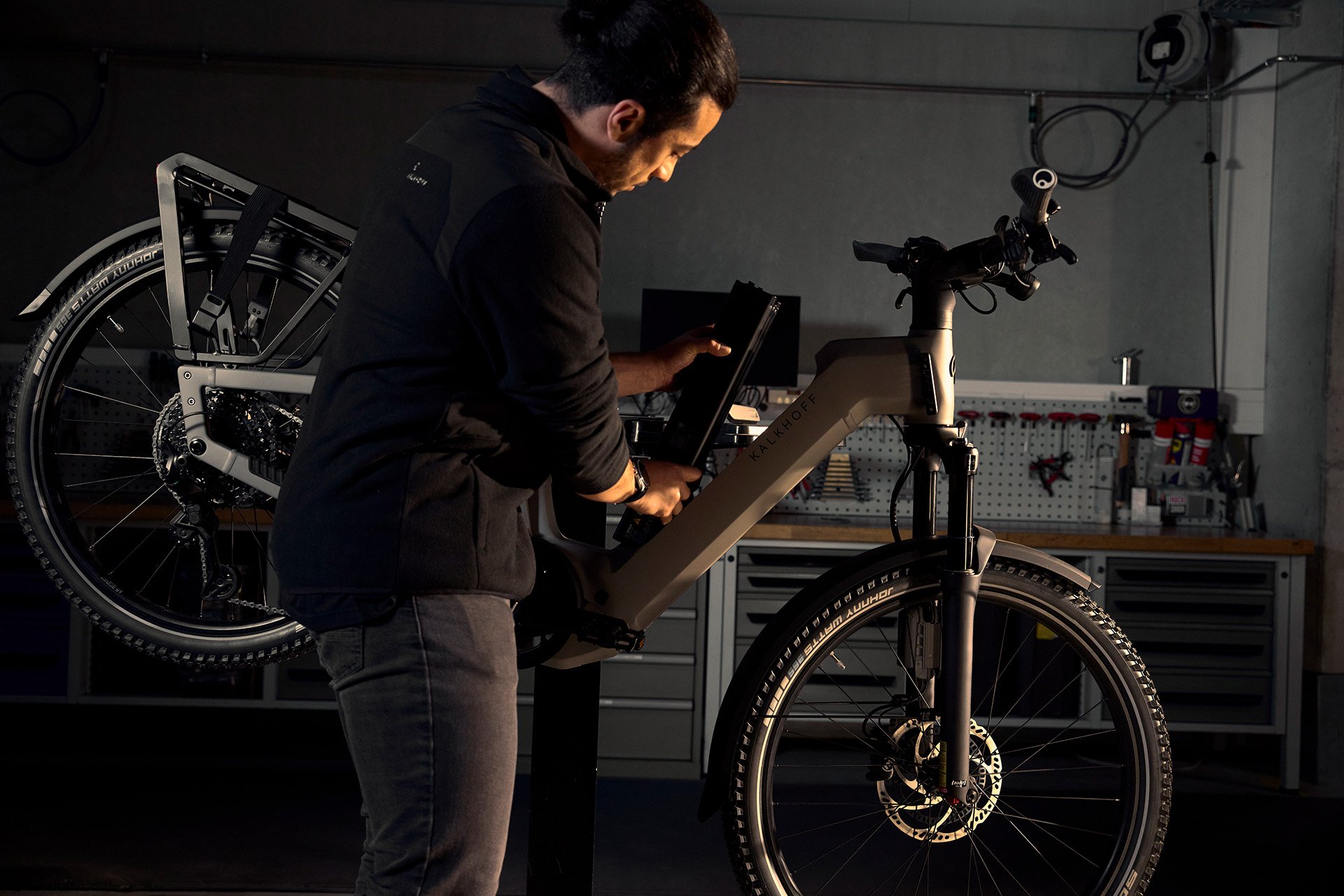 Fahrradmechaniker baut Batterie aus Fahrradrahmen aus