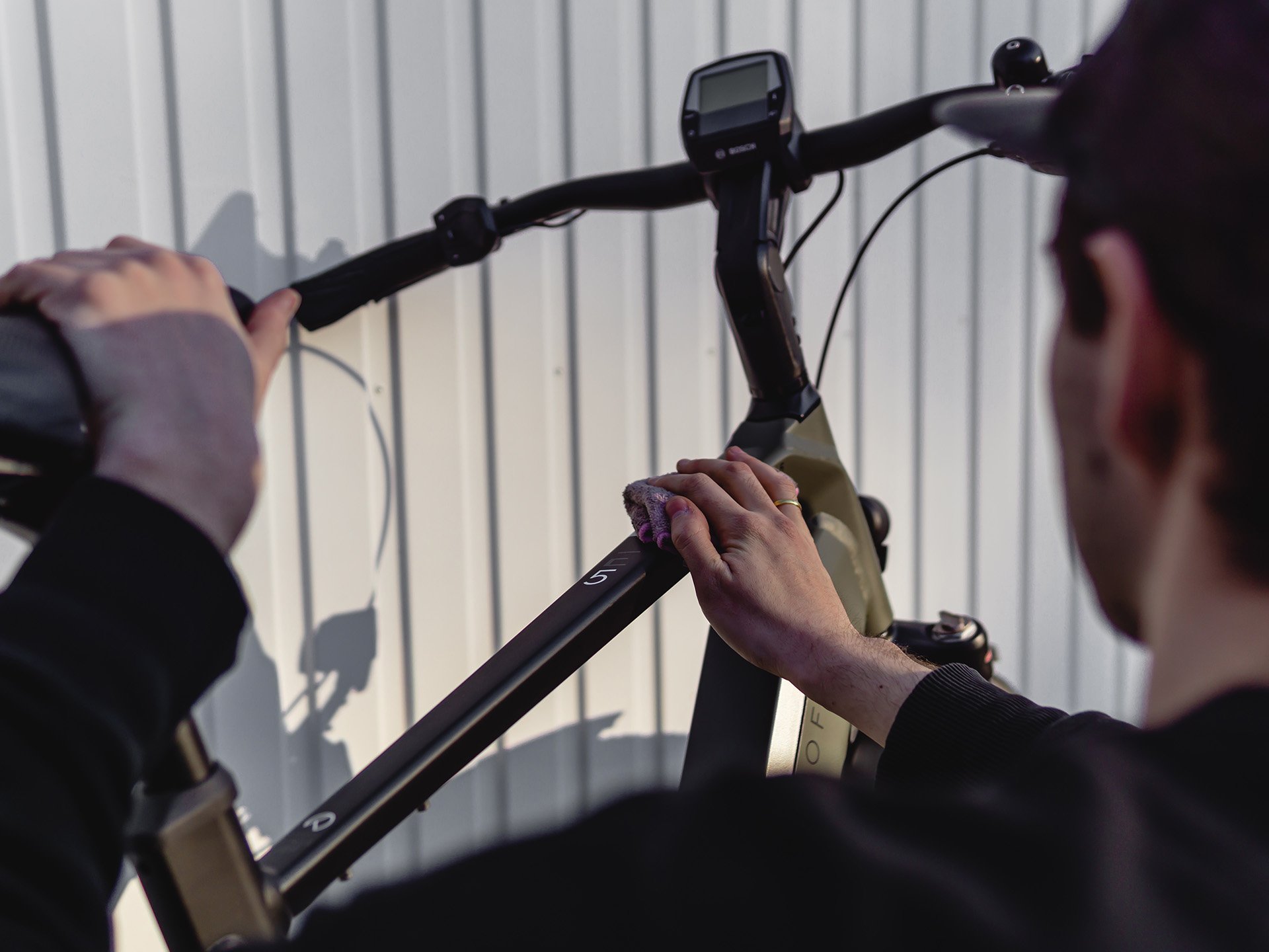 Die Kosten für eine E-Bike Inspektion können je nach Umfang der durchgeführten Arbeiten und dem Standort der Werkstatt variieren. (Foto: Kalkhoff) Die Kosten für eine E-Bike Inspektion können je nach Umfang der durchgeführten Arbeiten und dem Standort der Werkstatt variieren. (Foto: Kalkhoff)