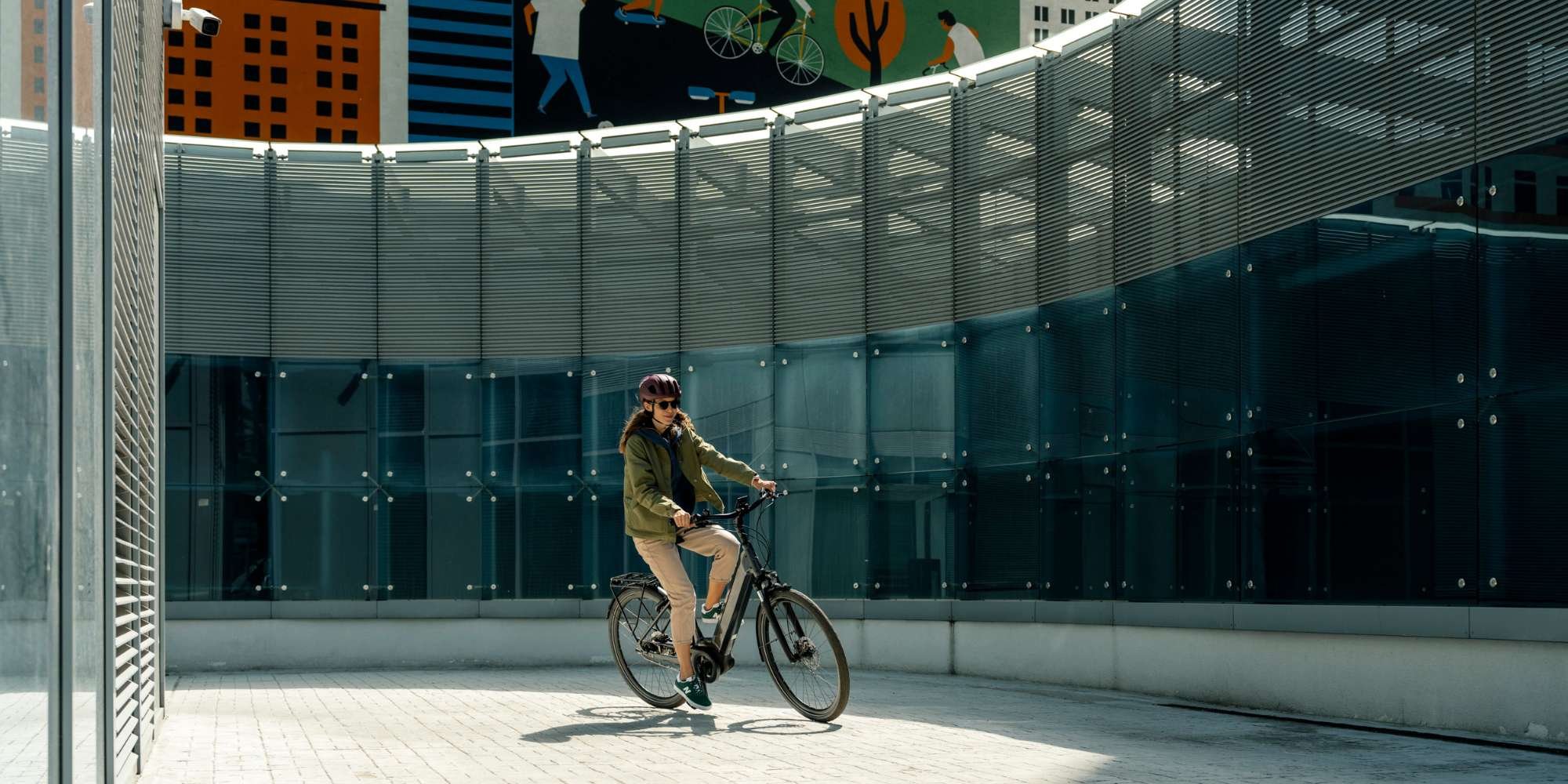 Frau fährt mit einem Kalkhoff Image 3 Advance