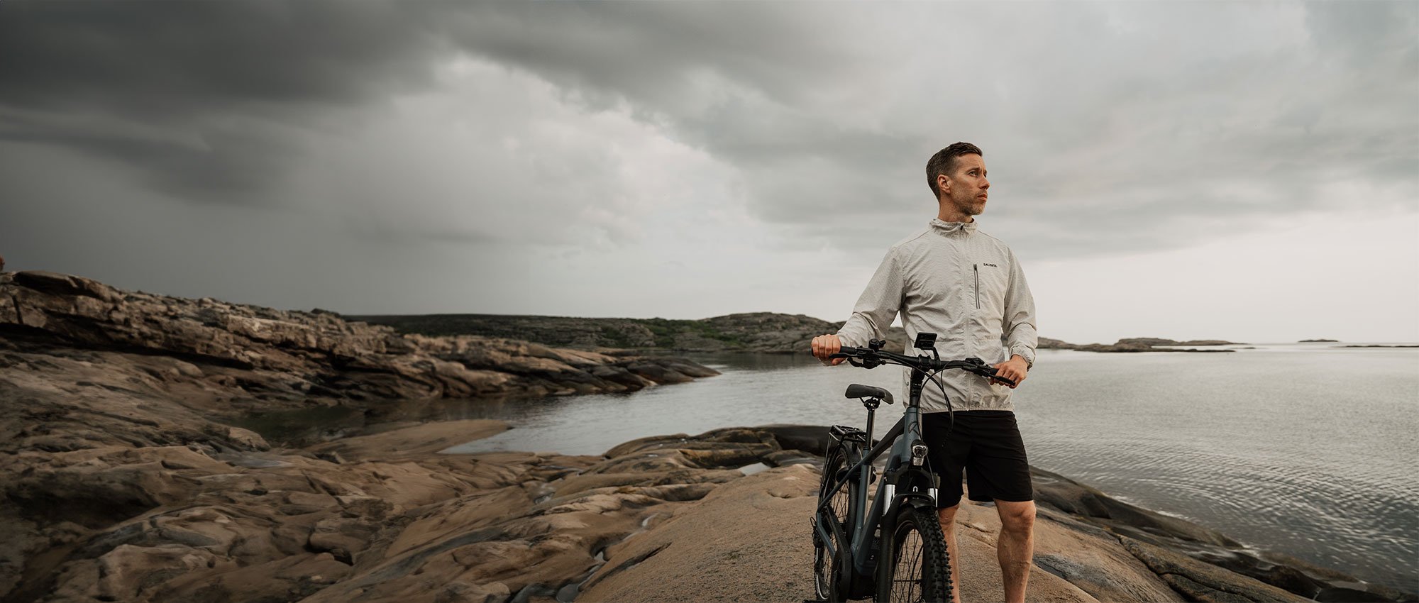 Kalkhoff E-Bike testergebnisse Mann schiebt sein Kalkhoff über Felsen