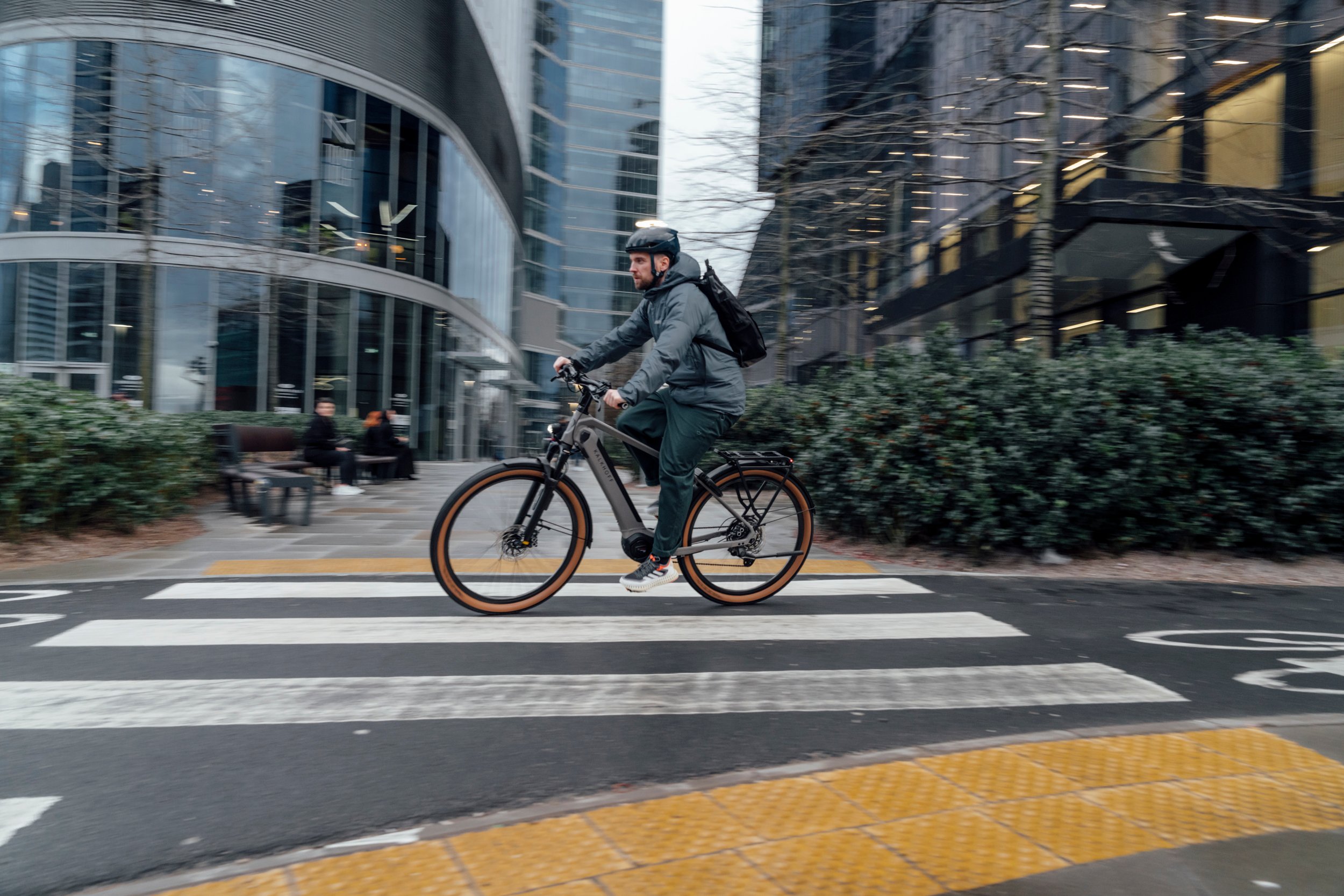 Mann fährt mit seinem Kalkhoff E-Bike durch die Stadt