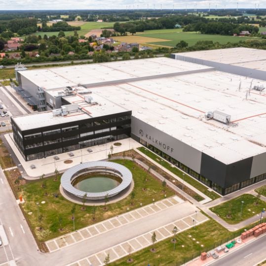 Blick von oben auf ein großes Produktionsgebäude von "Kalkhoff"