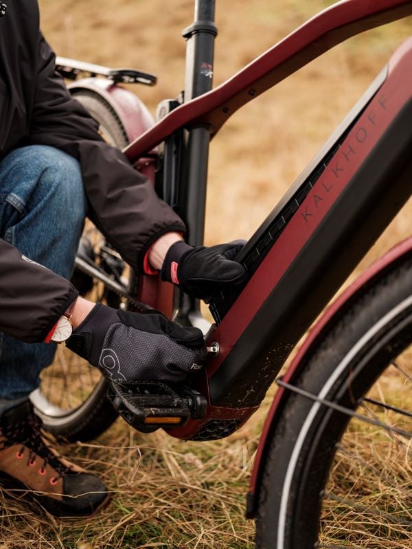 E-Bike Beratung: Optionen beim Kauf Akku wird aus dem Kalkhoff Rahmen entnommen