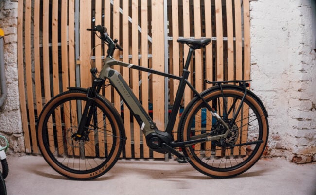 Kalkhoff E-Bike steht vor einer Kelletür