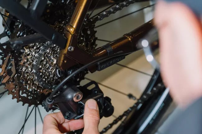 E-Bike kaufen: Der ultimative Guide Mann stellt die Schaltung seines Kalkhoff City E-Bikes ein