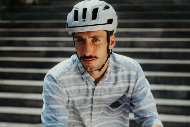 Mann mit Helm schaut in die Kamera