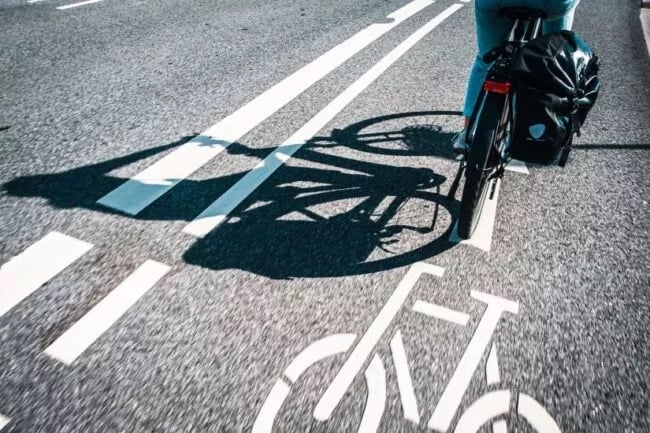 Fahrrad auf einem Fahrradstreifen der Straße