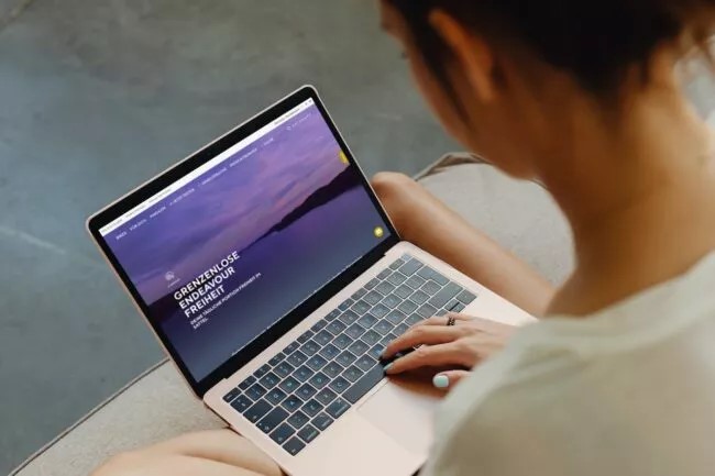 Frau surft mit ihrem Laptop auf unserer Kalkhoff Homepage