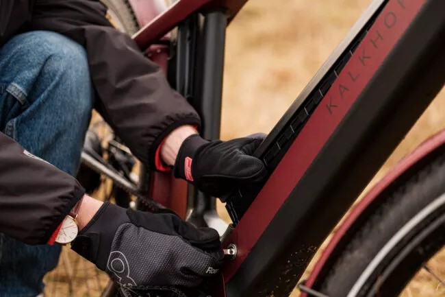 Akku wird aus dem Kalkhoff Rahmen rausgeholt