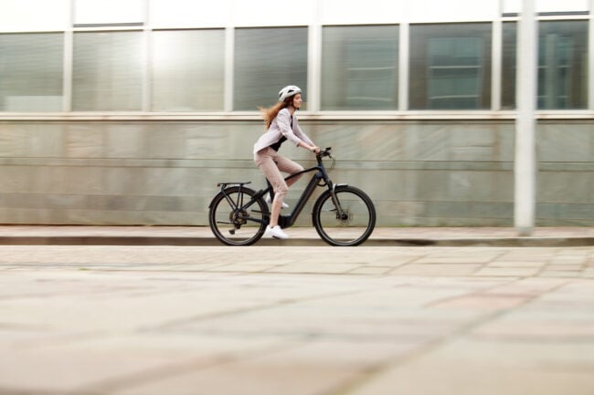 5 Tipps für das E-Biken mit ABS Frau fährt mit ihrem Kalkhoff E-Bike