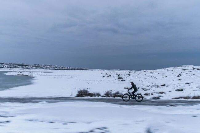 E-Bike fahren im Winter Mit Kalkhoff E-Bike durch eine zugeschneite Landschaft