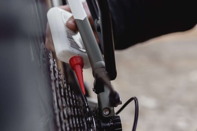 Hier sieht man wie eine Fahrradkette geölt wird