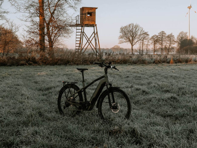 Kalkhoff E-Bike steht auf einer Rasenfläche