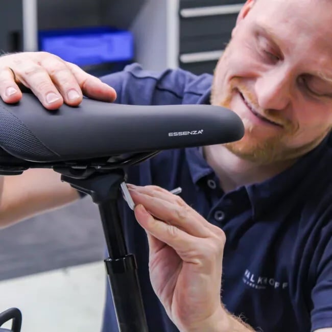 E-Bike Sitzposition: So stellst du den Sattel richtig ein Hier wird gerade der Winkel des Sattels auf die richtige Sitzposition eingestellt