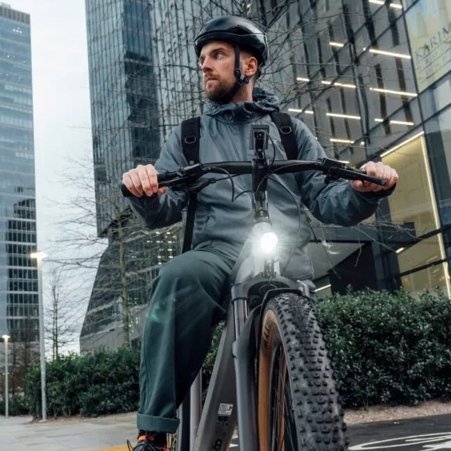 Mann ist mit seinem Kalkhoff E-Bike unterwegs