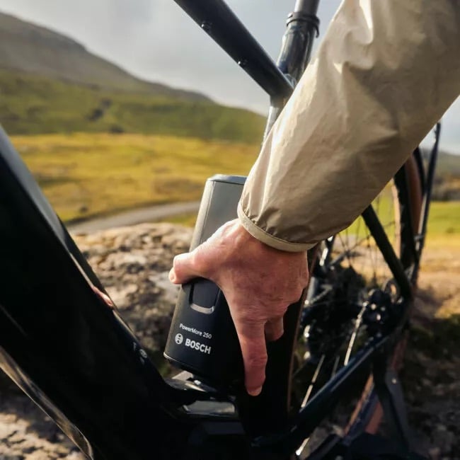 Mann setzt einen Range Extender in sein Kalkhoff E-Bike ein