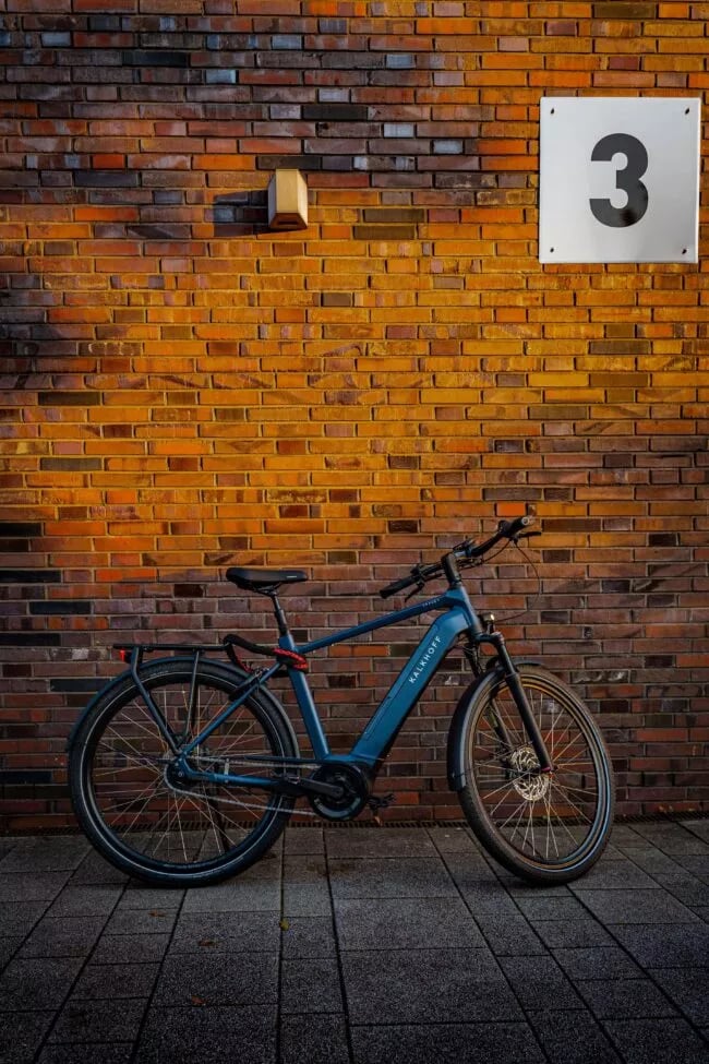 Ein Kalkhof E-Bike mit einem Fahrradschloss um den Rahmen
