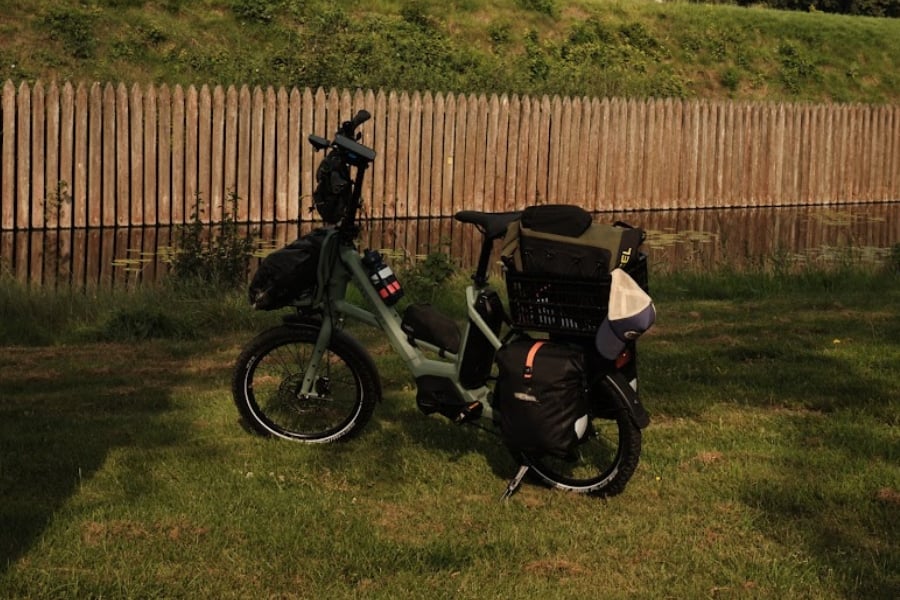 Compact E-Bike mit vielen Fahrradtaschen