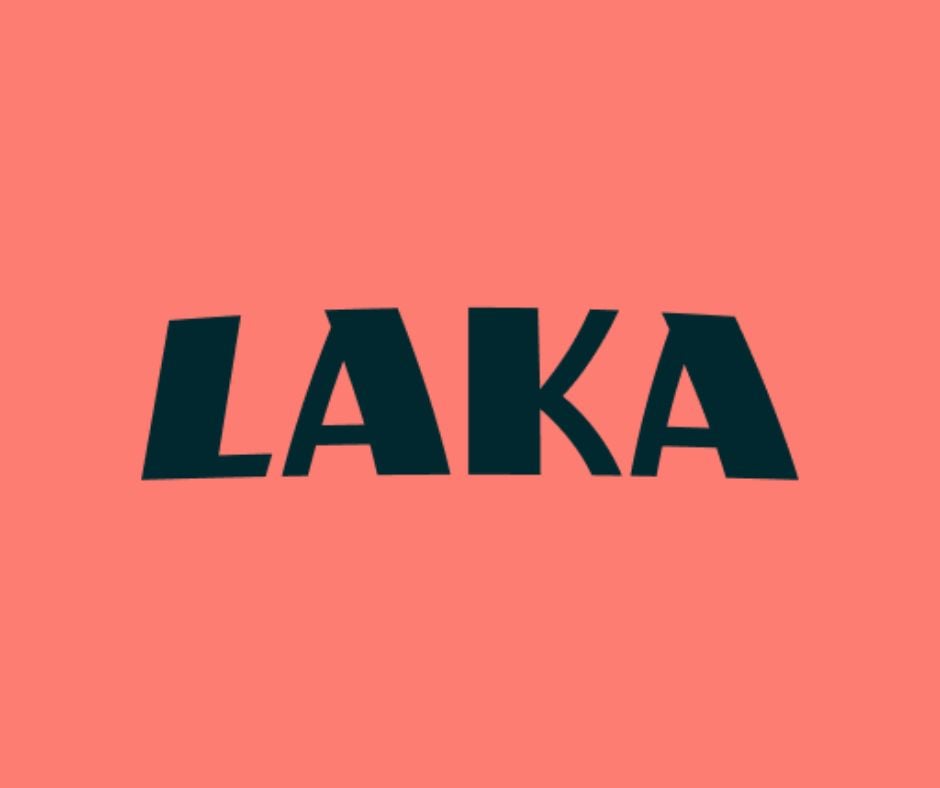 LAKA Logo auf korall-farbenen Hintergrund