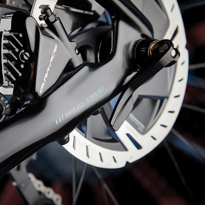 Das IZALCO MAX Aero-Rennrad im Detail: FOCUS R.A.T. Steckachse und Scheibenbremsen