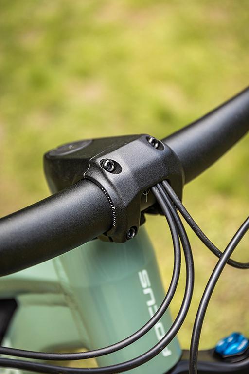 Das IZALCO MAX Aero-Rennrad im Detail: FOCUS R.A.T. Steckachse und Scheibenbremsen