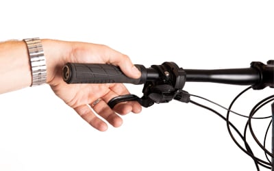 Fietsrem inknijpen