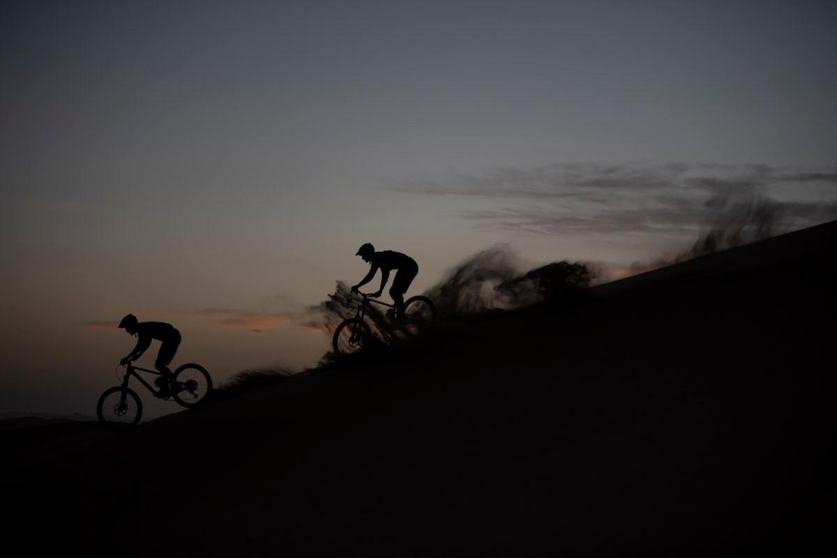 Rouler dans les dunes avec le FOCUS SAM Le FOCUS SAM roulant dans les dunes