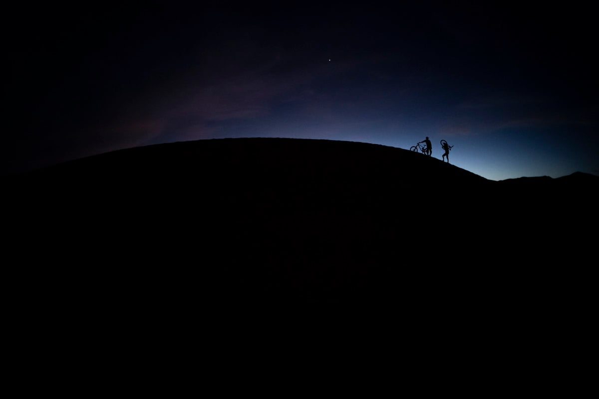 Rouler dans les dunes la nuit VTT tout suspendu sur sable